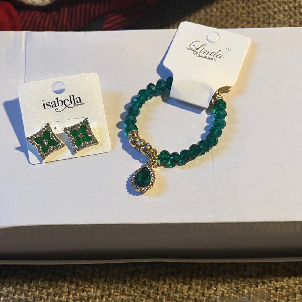Isabella Ny Emerald Green Bracelet With Gold Details